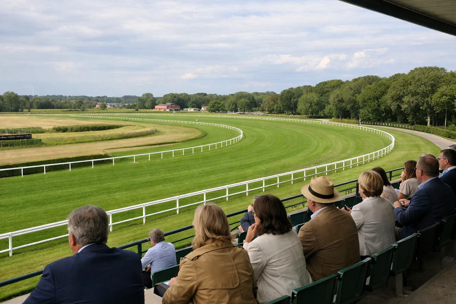 Renbaan Duindigt in Wassenaar met tribune en grasbaan